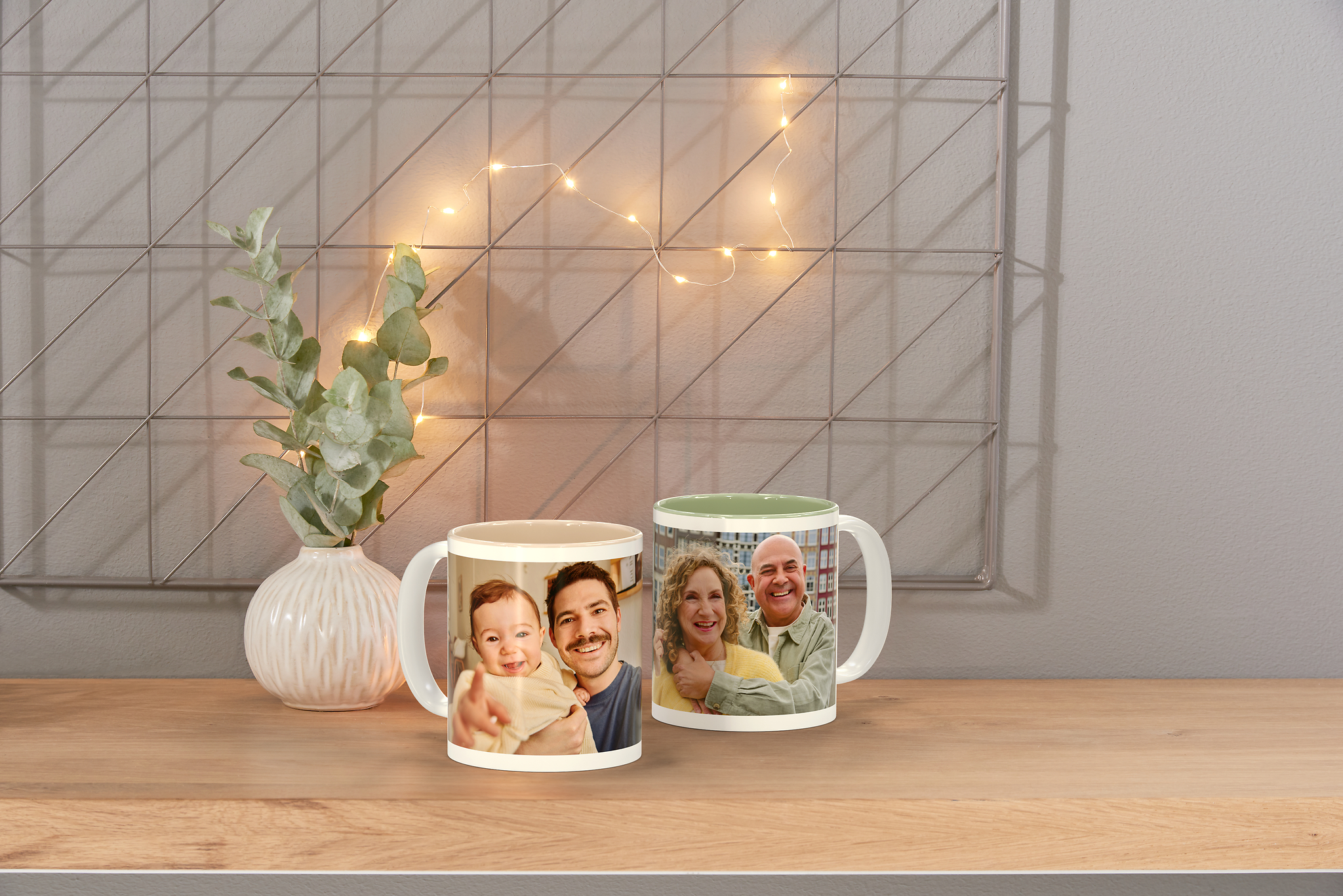 Fototassen mit pastellfarbenen Innenfarben. Auf einer Tasse ist ein Vater mit seinem kleinen Sohn zu sehen und auf der anderen ein Bild von einem älteren Ehepaar. 