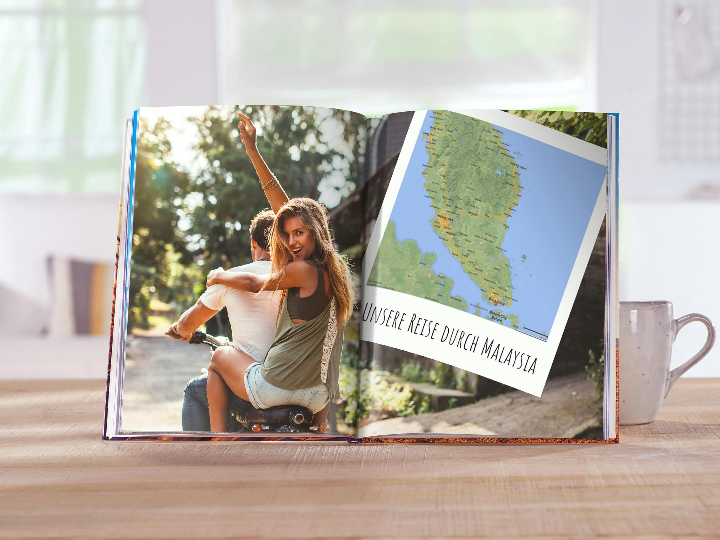 Fotobuch im Hochformat mit Motiv einer jungen Frau auf einem Motorrad und einer Landkarte im Buch