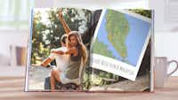 Fotobuch mit Landkarten gestalten Fotobuch im Hochformat mit Motiv einer jungen Frau auf einem Motorrad und einer Landkarte im Buch