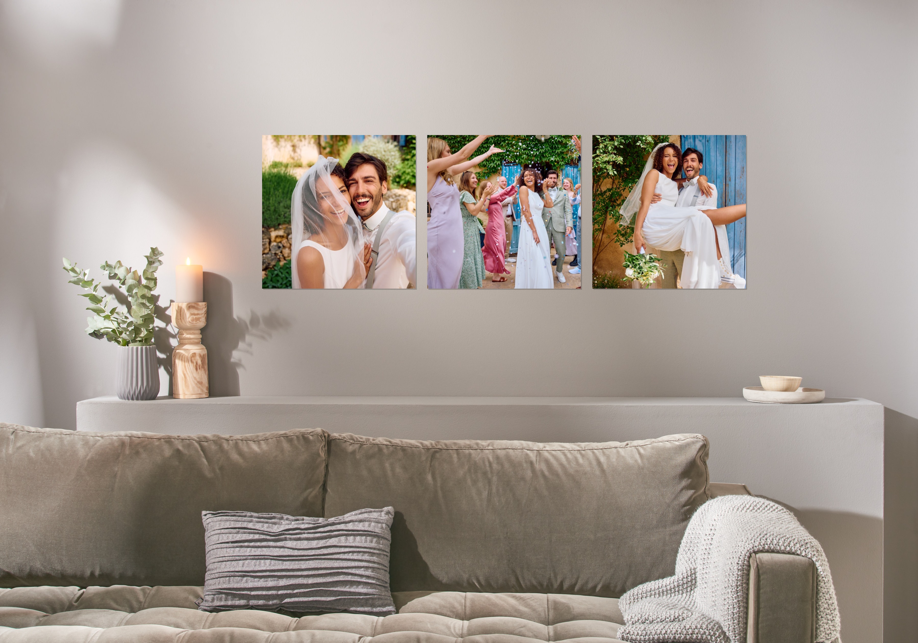 Eine Bilderwand aus 3 Fotopostern im Format 50x50 cm hängt über einer Couch