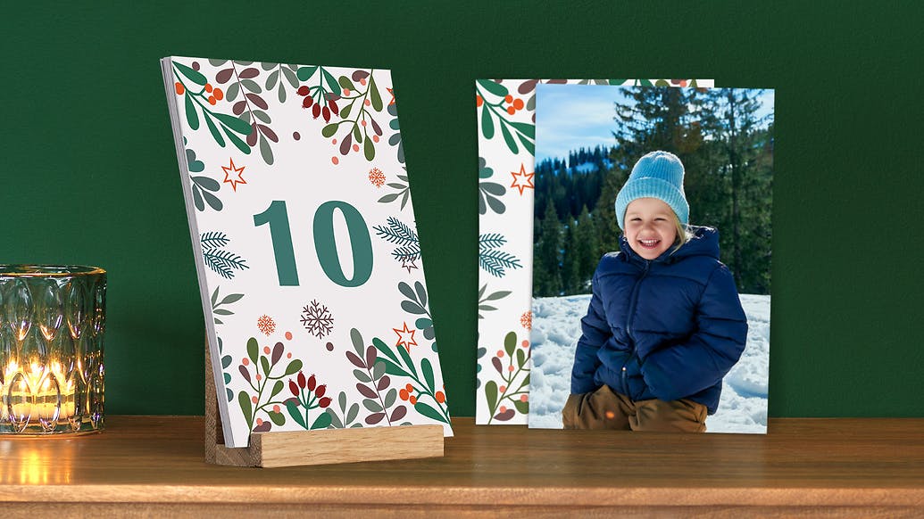 Pixum Tisch-Adventskalender mit Kinderfoto und weihnachtlichem Design auf einer Kommode