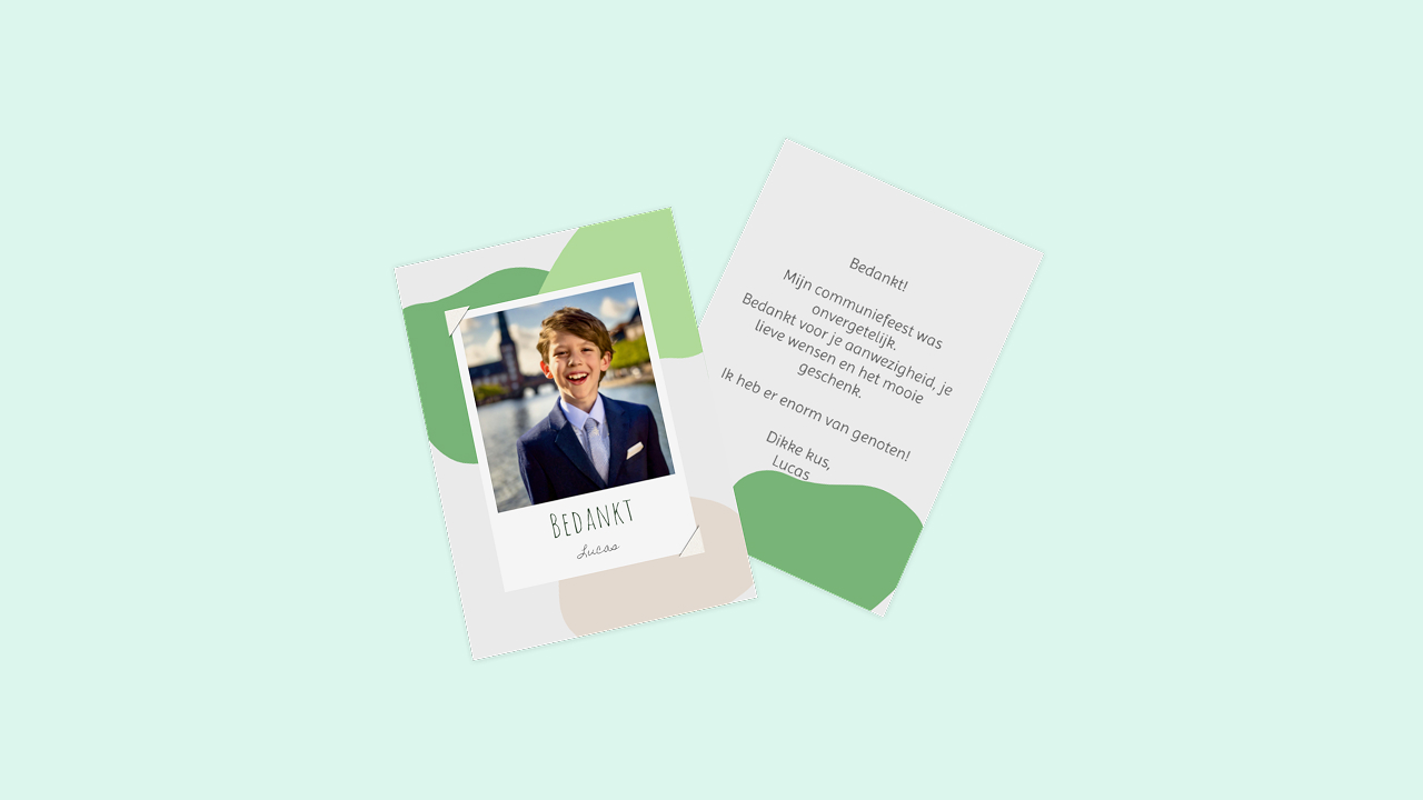Bedankkaart voor de communie met een foto van een jongen voor een groene achtergrond.