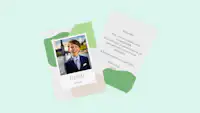 Bedankkaart voor communie Bedankkaart voor de communie met een foto van een jongen voor een groene achtergrond.