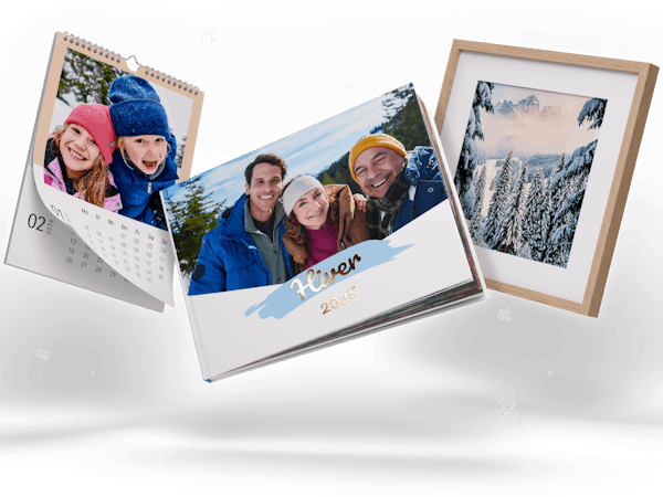 Assortiment de produits composé d’un calendrier de l’Avent photo avec des chocolats Kinder, d’un calendrier photo et d’un livre photo Pixum. Tous les produits présentent des photos hivernales. Au premier plan, quelques chocolats Kinder sont posés.