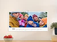 Panoramakalender XXL met een familiefoto Panoramakalender XXL met een familiefoto aan een muur