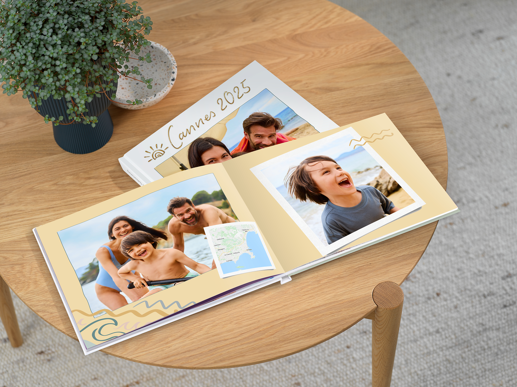 Livre photo avec des photos de vacances, une carte géographique et une mise en page asymétrique.