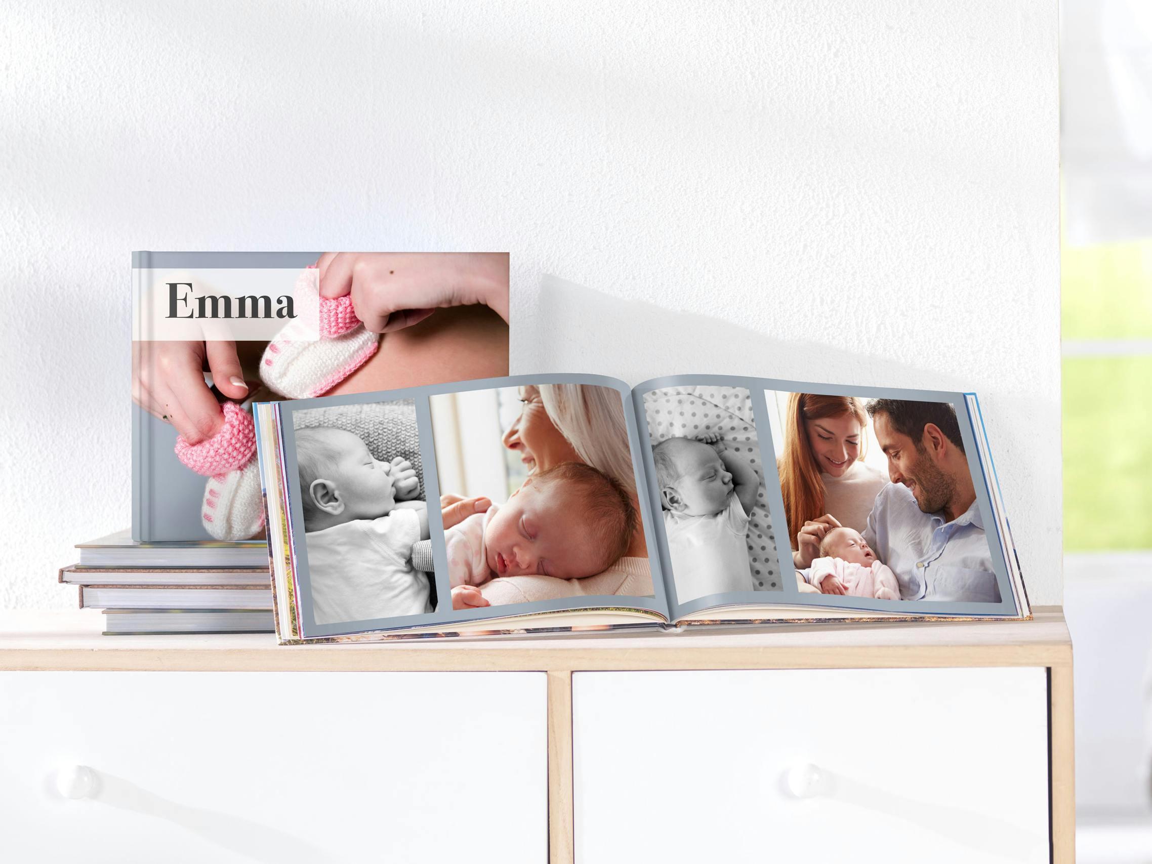 Fotobuch quadratisch mit Babymotiv als Hardcover und dem Namen "Emma" im Ambiente