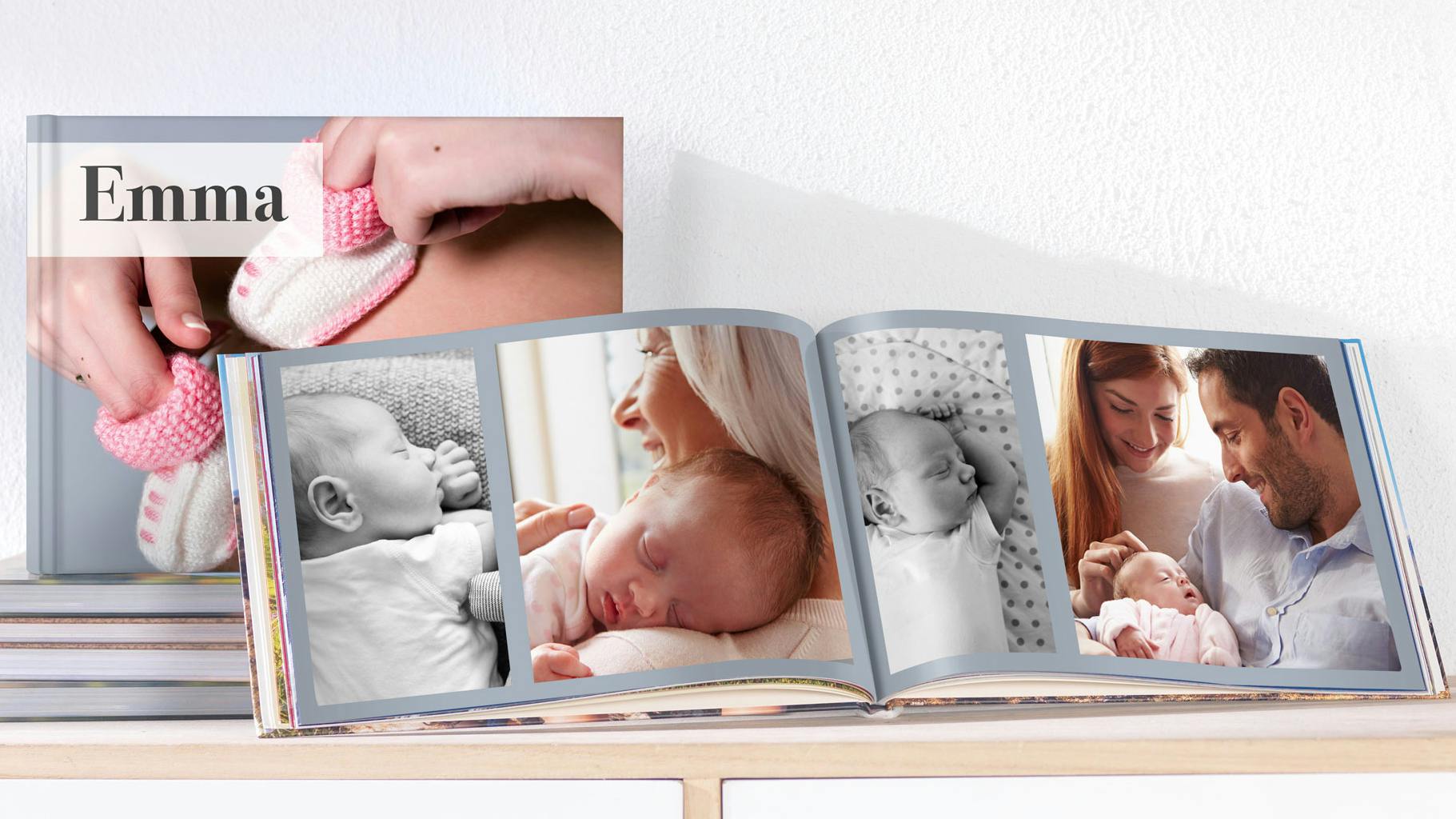 Fotobuch quadratisch mit Babymotiv als Hardcover und dem Namen "Emma" im Ambiente