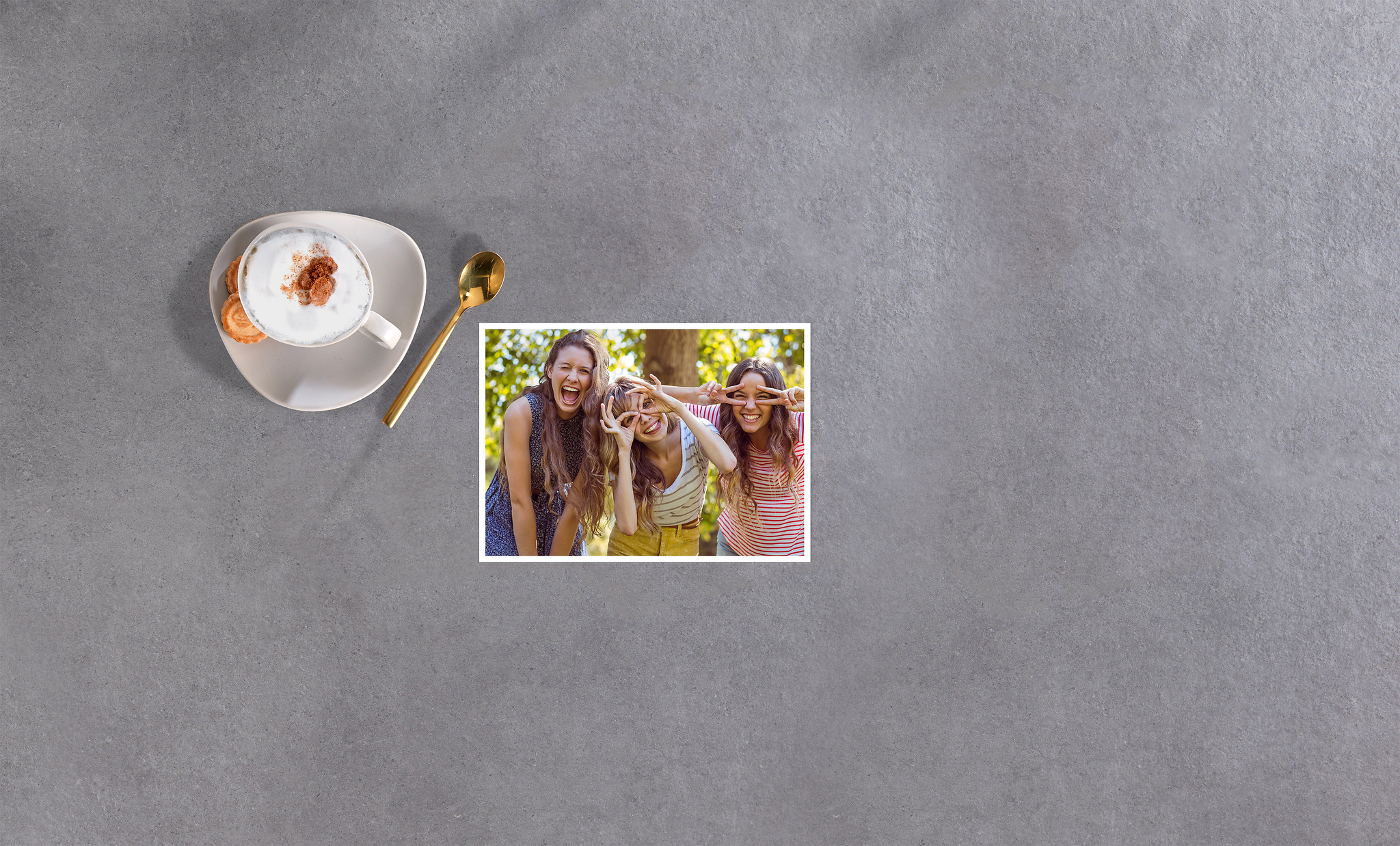 Fotoabzug in 15x20 cm mit einem Bild von Freunden auf einem Tisch.