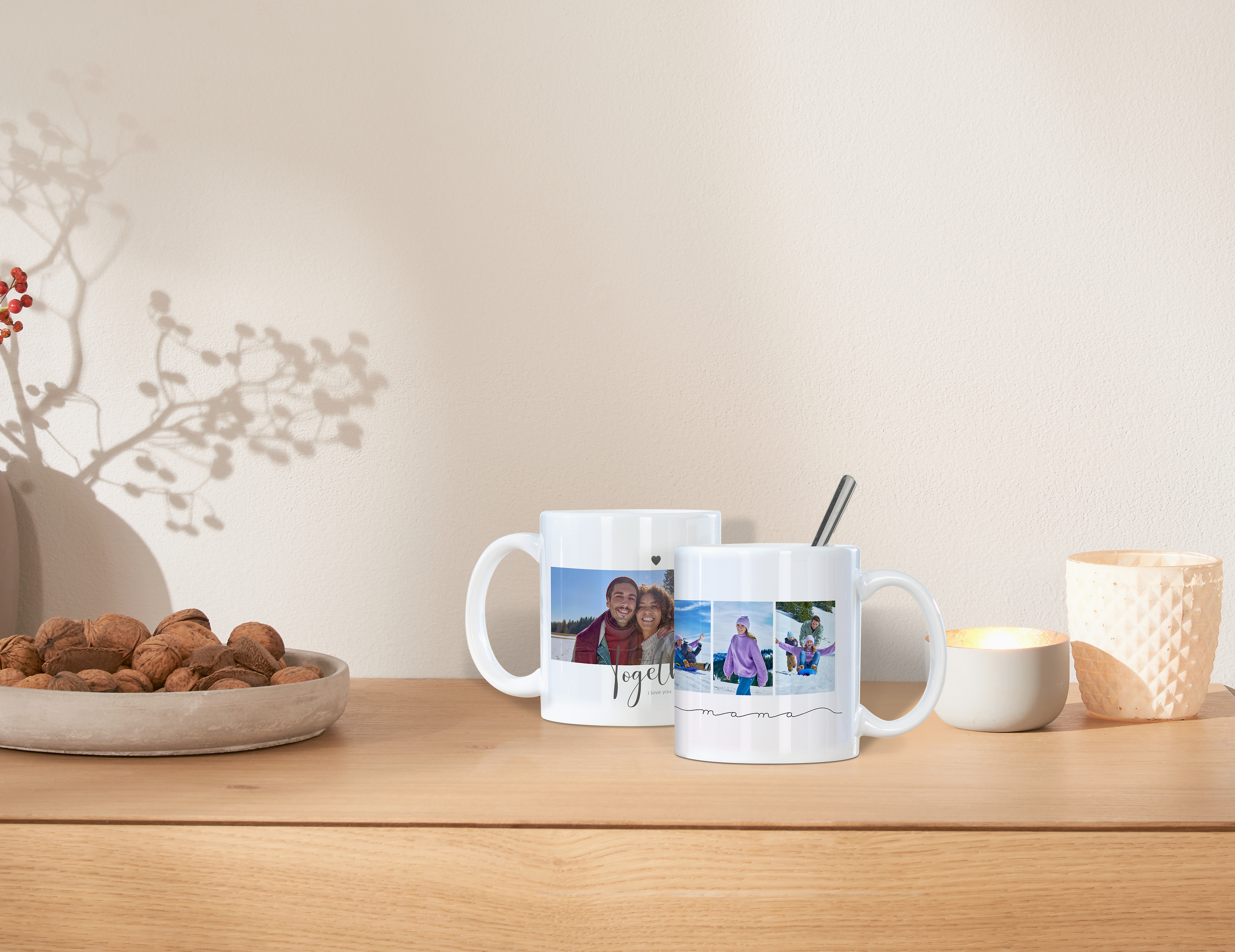 Deux mugs avec impression panoramiques et personnalisés sont posés sur une table.