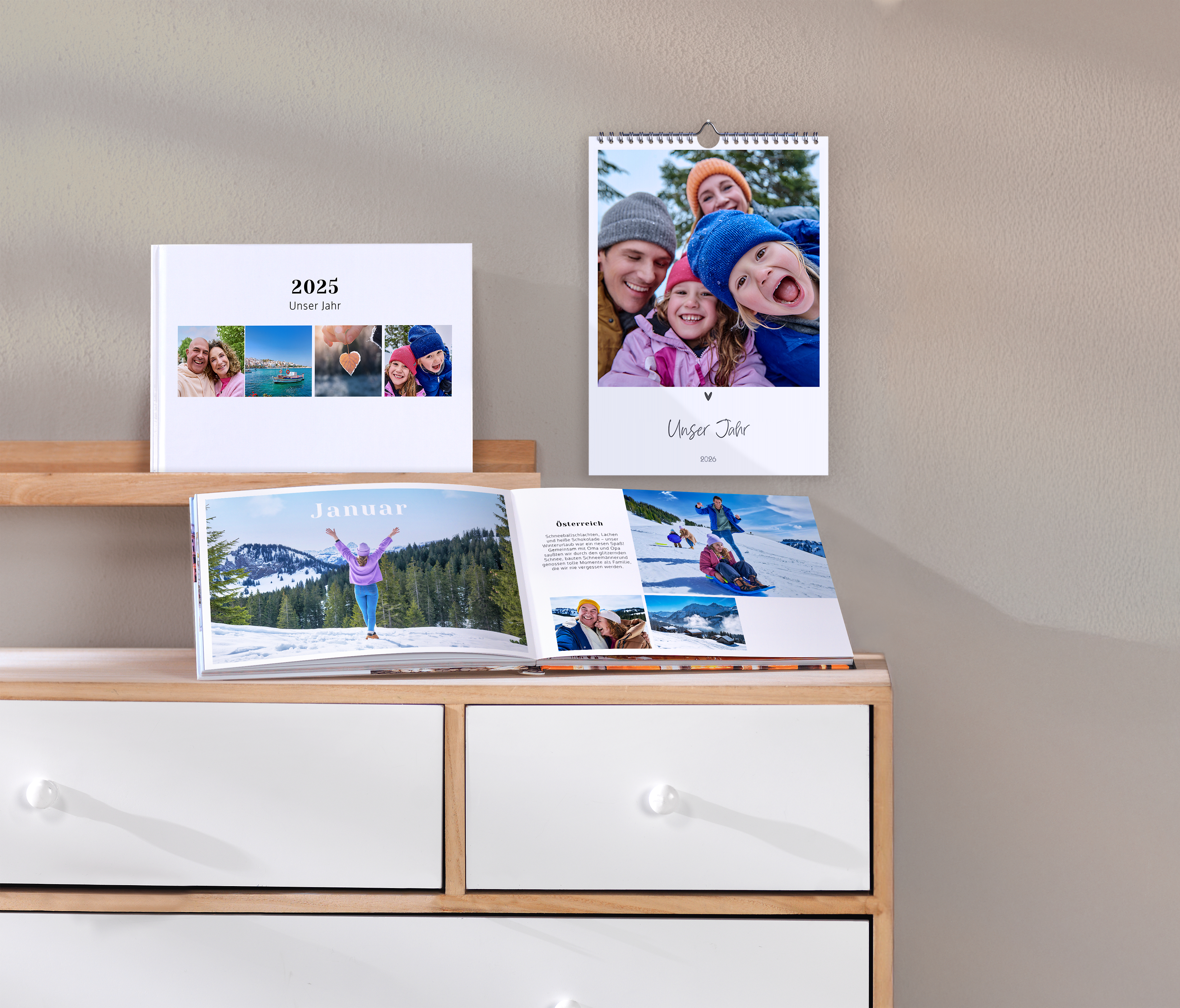Fotokalender und Fotobücher des vergangenen Jahres sind auf einer Kommode platziert.
