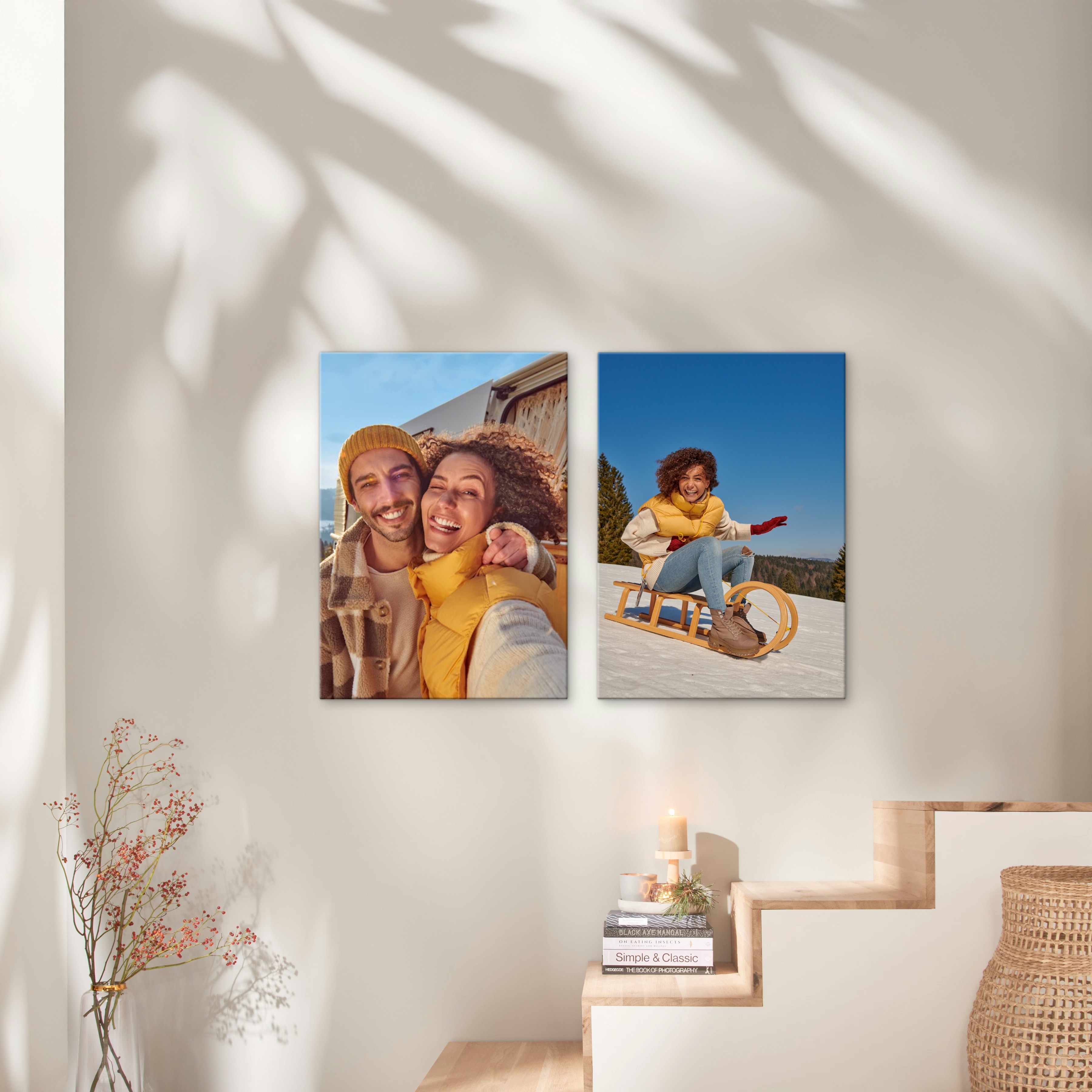 Zwei Fotoleinwände im Format 70x50 cm hängen an einer Wand und zeigen winterliche Bilder von einem gl