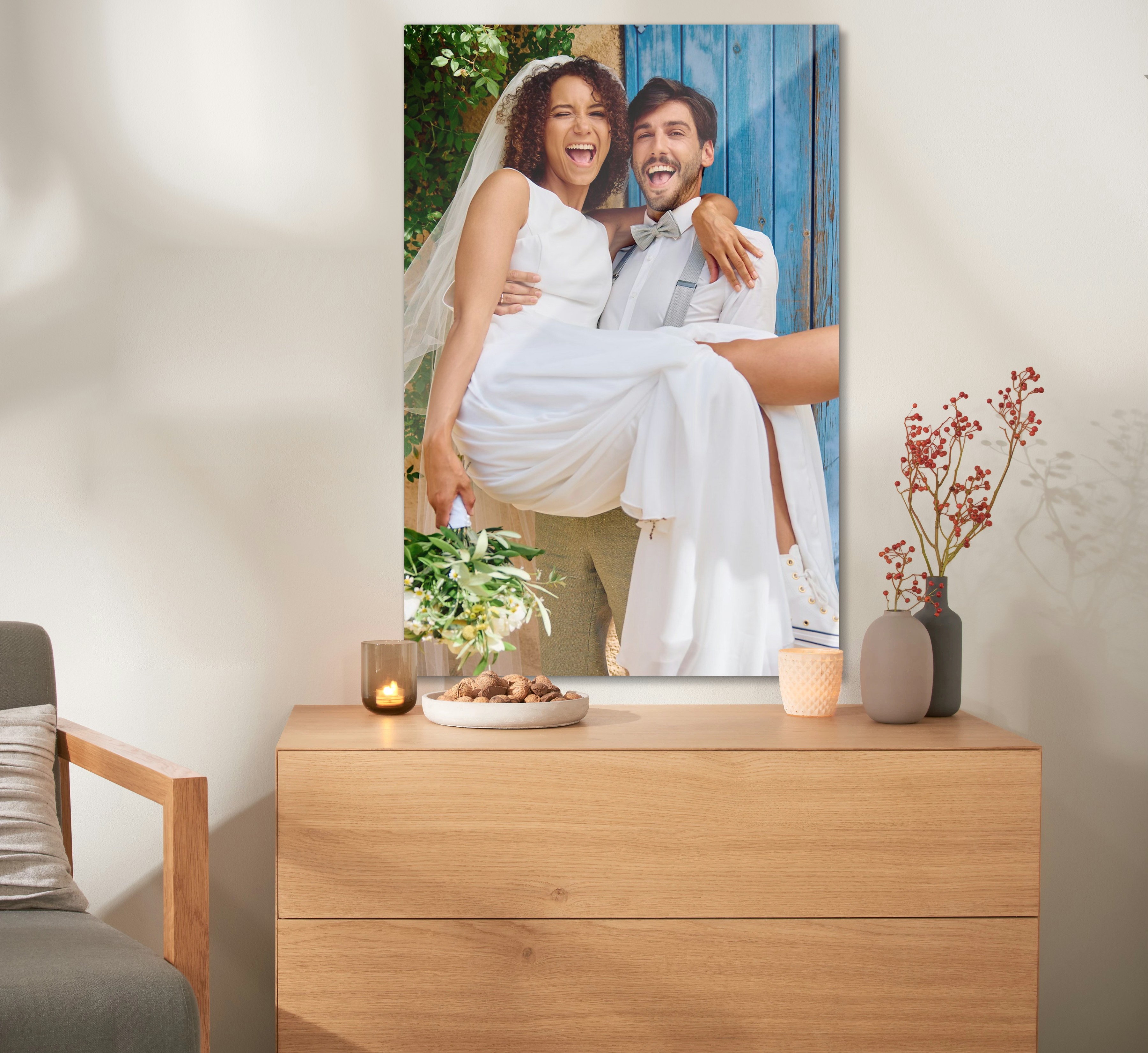 Pixum Galerie-Print mit Hochzeitsfoto als Wandbild über einer Kommode.