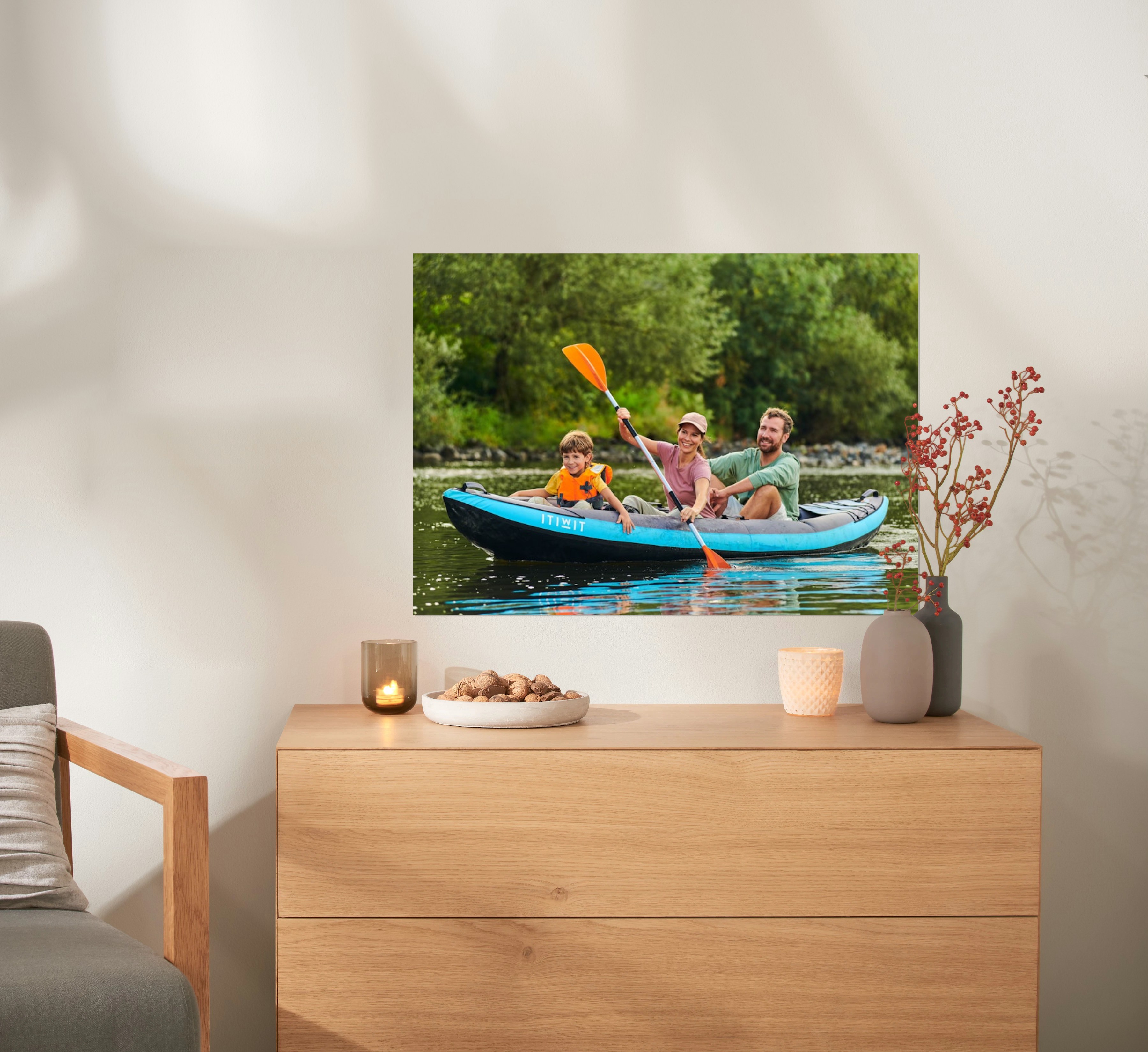 Ein Fotoposter mit einem Foto von einem Familientag hängt an einer Wand