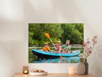 Pixum Fotoposter bestellen Ein Fotoposter mit einem Foto von einem Familientag hängt an einer Wand