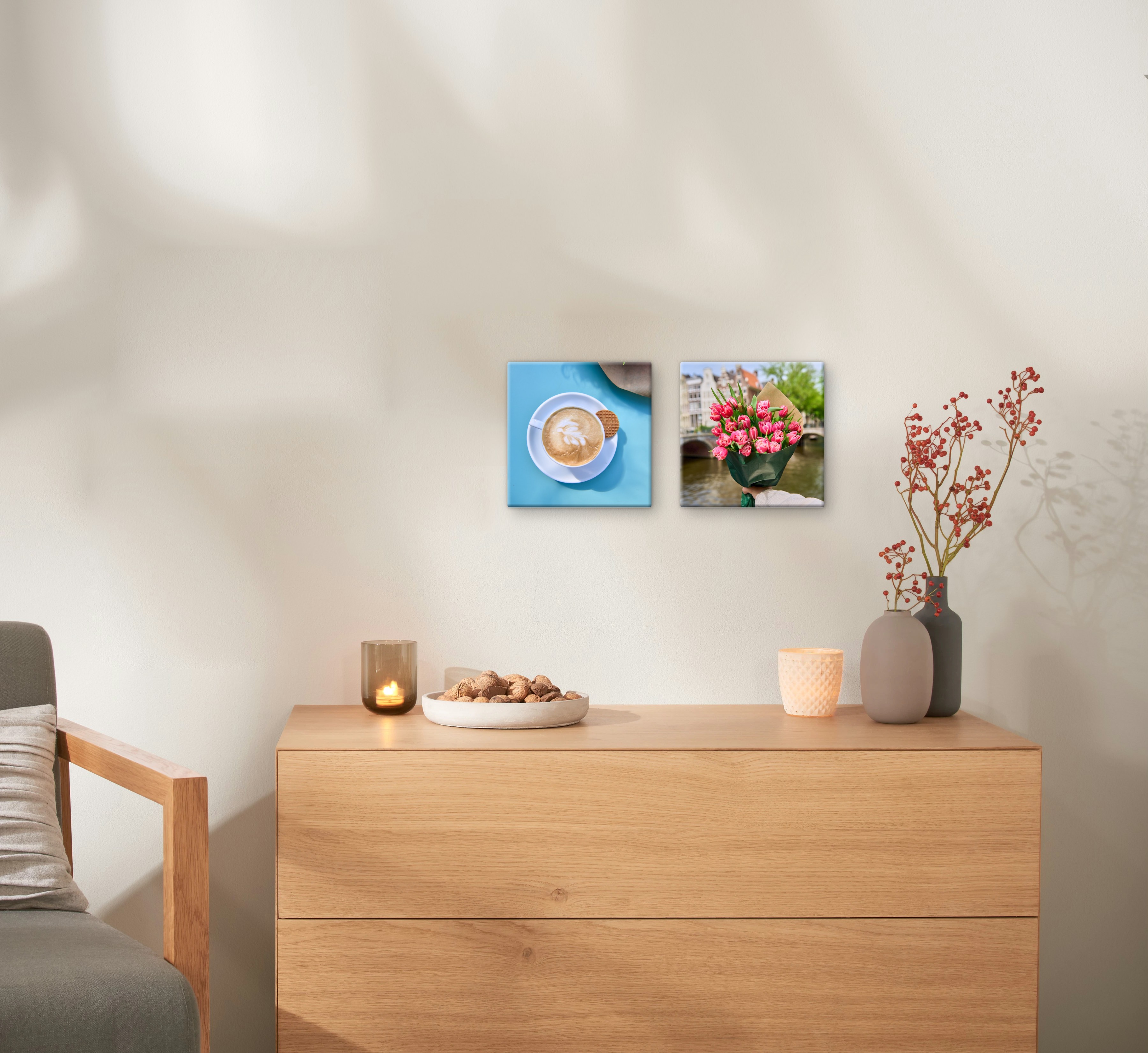 Zwei Fotoleinwände im Format 20x20 cm an einer Wand mit Detail-Aufnahmen vom letzten Städtetripp.