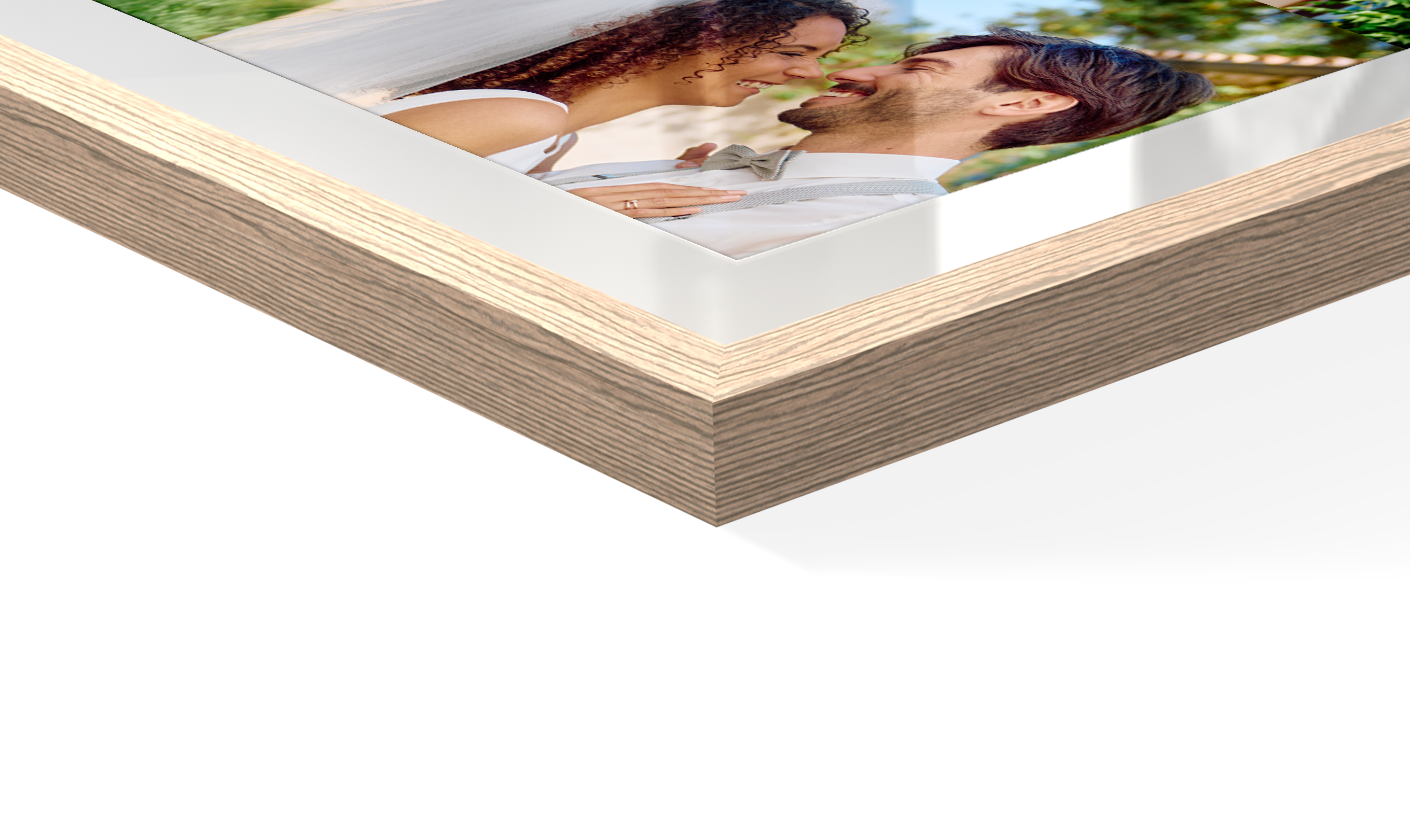 Foto in lijst met foto van een bruidspaar