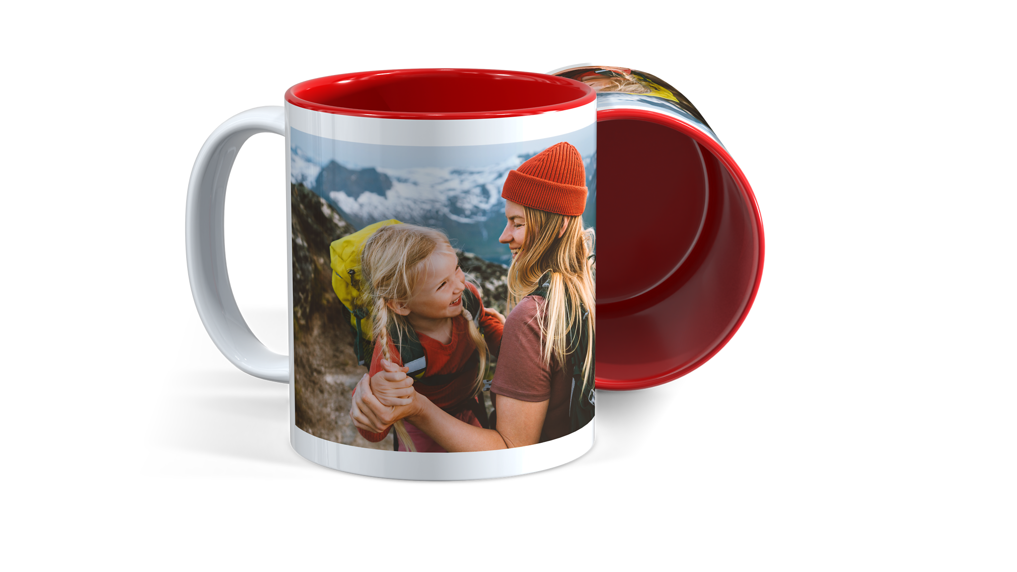 Freisteller von einer Fototasse mit roter Innenseite und dem Bild von einer Mutter und ihrer Tochter