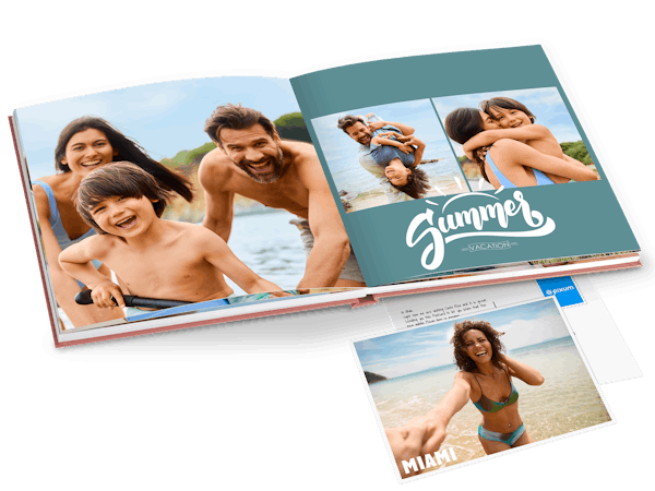 Pixum Fotobuch und eine Pixum Postkarte mit sommerlichen Urlaubsbildern