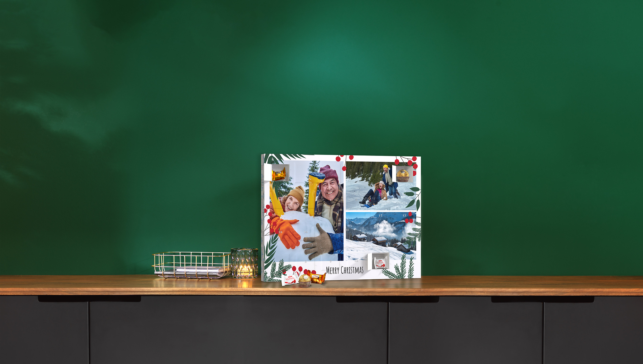 Ein großer Foto-Adventskalender gefüllt mit Ferrero Pralinen und gestaltet mit einre Collage aus drei Fotos und einem Designs mit wilden Beeren und dem Schriftzug "Merry Christmas".