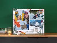 Adventskalender mit Foto-Collage und Ferrero Pralinen Ein großer Foto-Adventskalender gefüllt mit Ferrero Pralinen und gestaltet mit einre Collage aus drei Fotos und einem Designs mit wilden Beeren und dem Schriftzug "Merry Christmas".