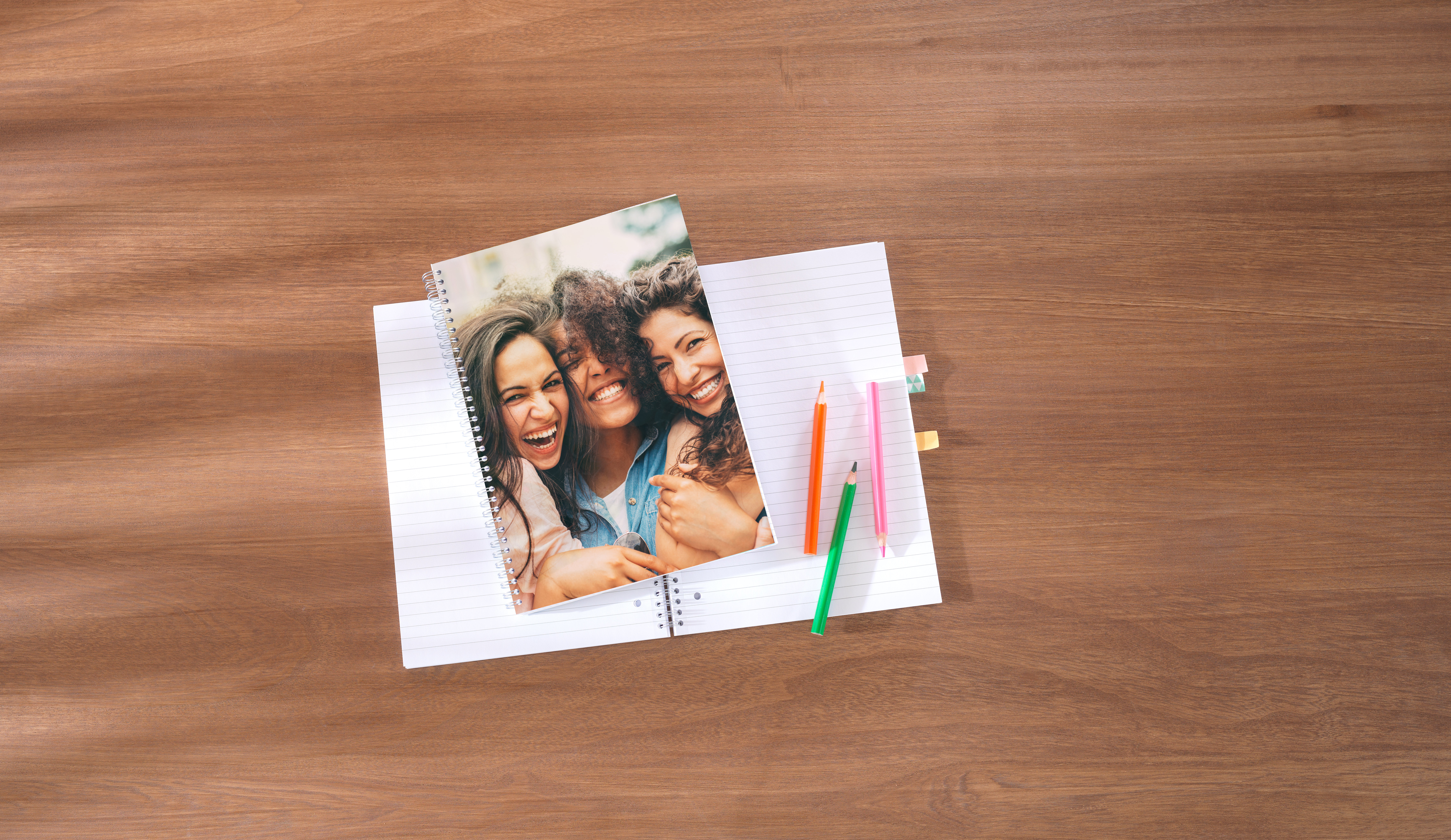 Collegeblok met foto van vrienden in ambiance