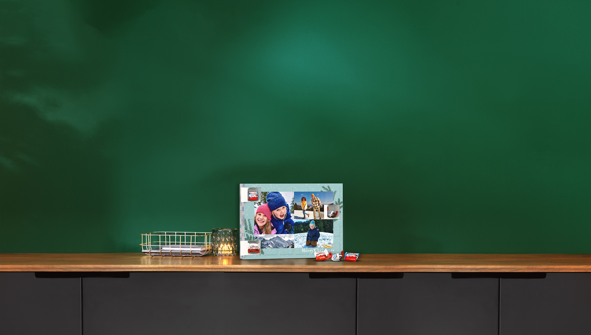 Adventskalender mit Foto-Collage und Schokolade von kinder®. Die Collage besteht aus vier Fotos. Ein Landschaftsfoto, sowie zwei Fotos von Kindern und einem Foto von einem Pärchen.