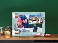 Adventskalender mit Foto-Collage und Schokolade von kinder® Adventskalender mit Foto-Collage und Schokolade von kinder®. Die Collage besteht aus vier Fotos. Ein Landschaftsfoto, sowie zwei Fotos von Kindern und einem Foto von einem Pärchen.
