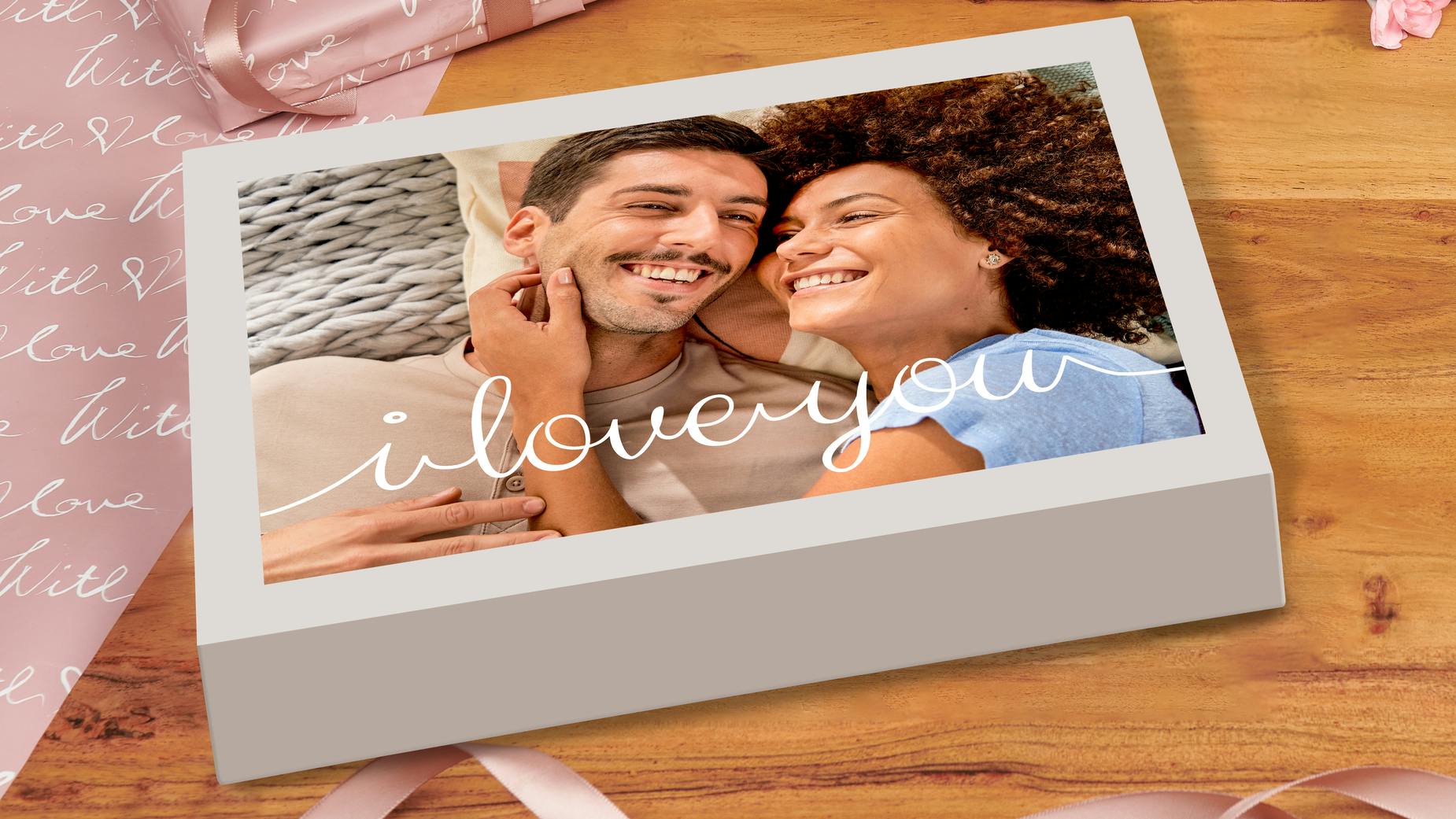 Foto-Geschenkbox zum Selbstbefüllen mit Foto eines verliebten Paares und Design