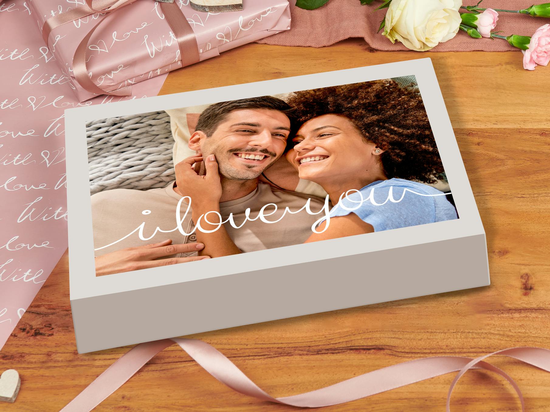 Foto-Geschenkbox zum Selbstbefüllen mit Foto eines verliebten Paares und Design