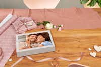 Scatola personalizzata da riempire Scatola personalizzata da riempire con foto di coppia e design