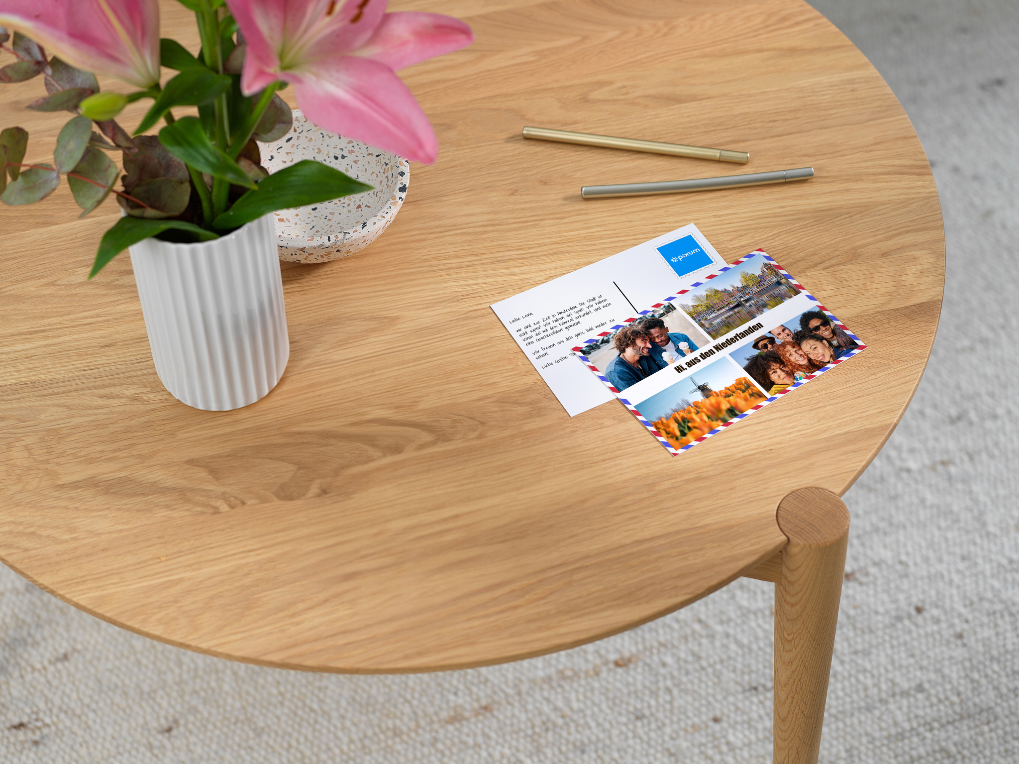 In der App gestaltete Postkarte mit Design auf einem Holztisch