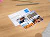 In der App gestaltete Postkarte mit Design auf einem Holztisch