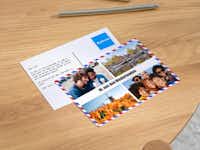 cartolina con design su un tavolino di legno Cartolina creata nell'app con un design su un tavolino di legno