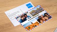 Carte postale design sur une table en bois Carte postale conçue dans l'application avec design sur une table en bois