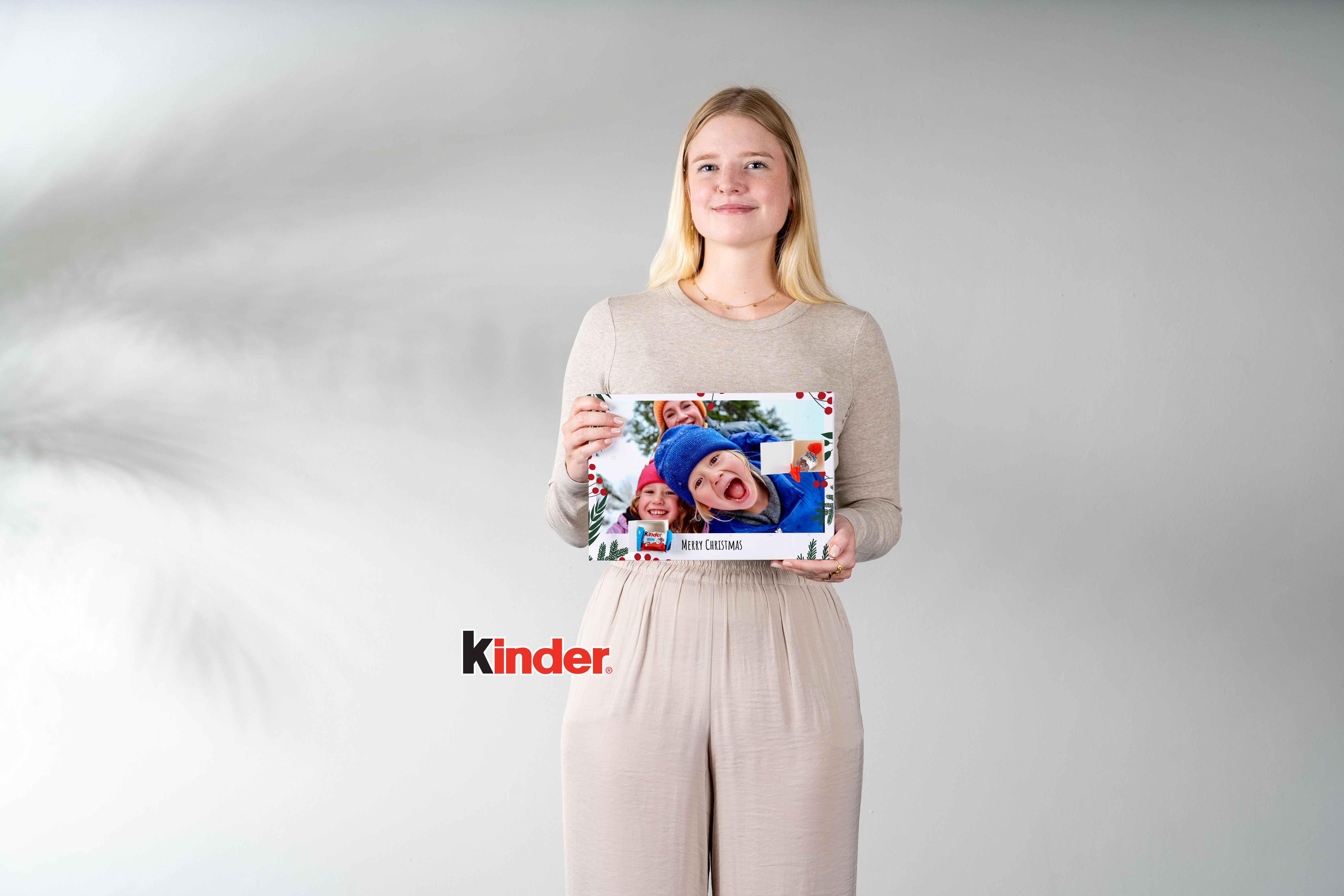 Foto-Adventskalender mit Schokolade in der Hand gehalten