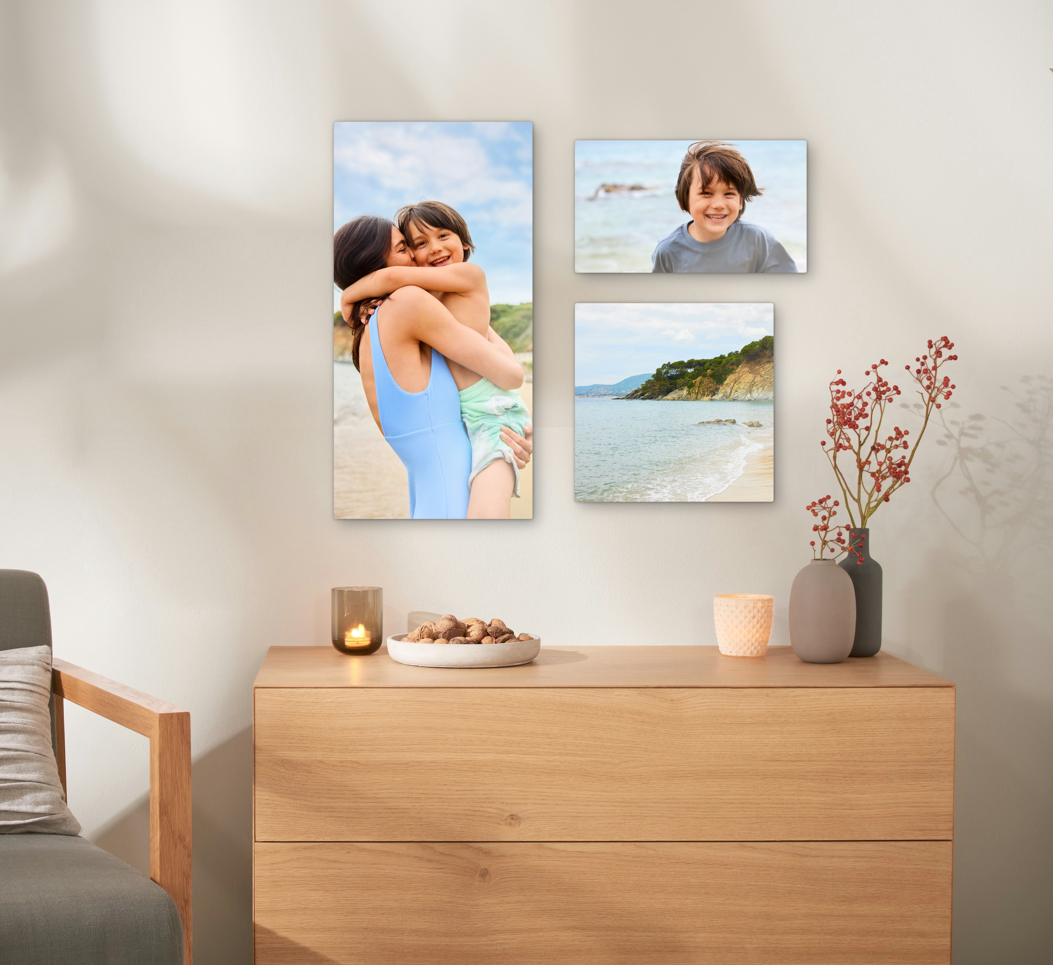 Pixum Galerie-Print mit Hochzeitsfoto als Wandbild über einer Kommode.