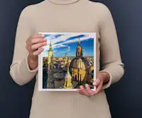 Fotolibro Pixum grande quadrato Una donna regge il Fotolibro Pixum grande quadrato