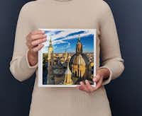 Fotoboek groot vierkant Persoon houdt een fotoboek vast met daarop een lavendelveld met een huis en boom tijdens zonsondergang.
