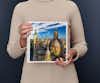 Una mujer sostiene un Álbum Digital Pixum grande cuadrado