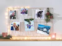 Fotoabzüge in verschiedenen Formaten an einer Dekowand Fotoabzüge in verschiedenen Formaten mit winterlichen Familienbildern an einer Dekowand