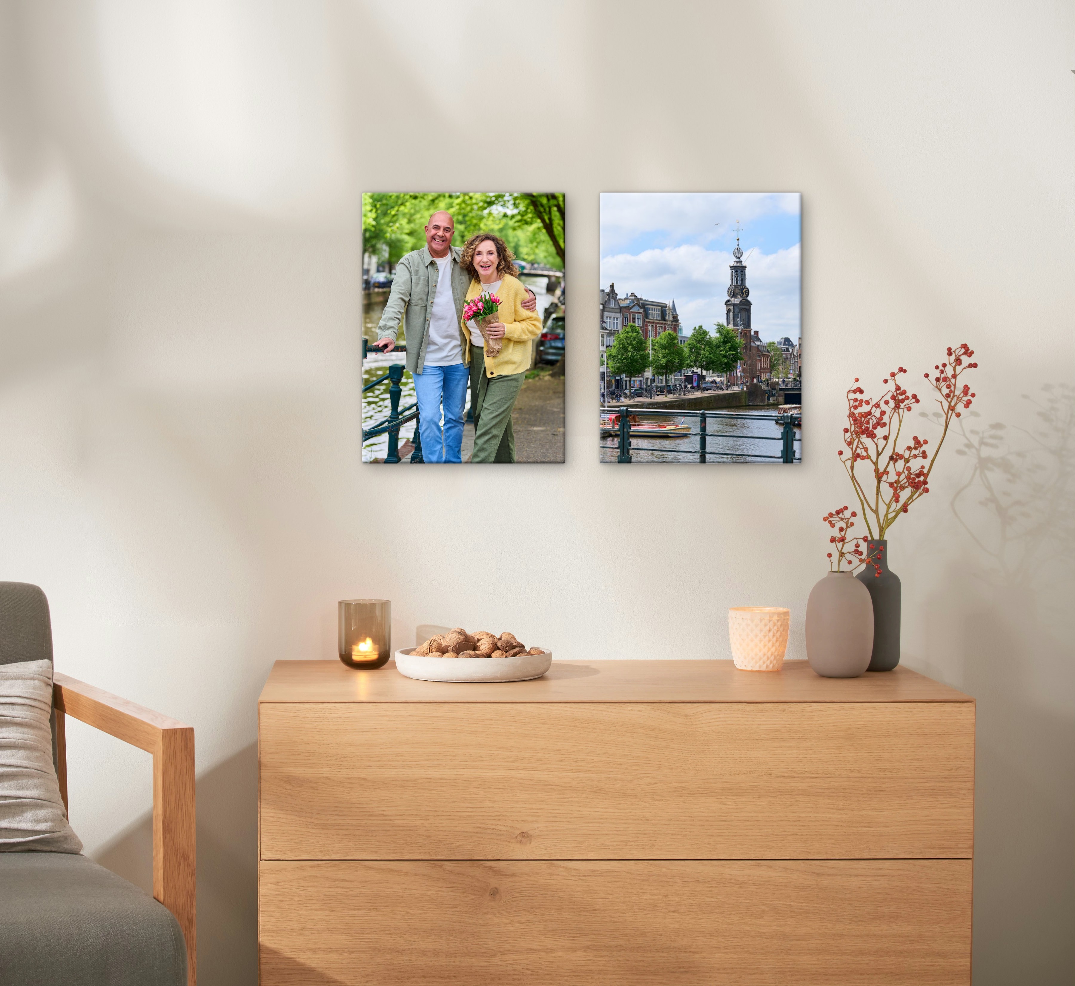 Zwei Fotoleinwände im Format 30x40 cm hängen an einer Wand und zeigen Bilder von einem Städtetripp