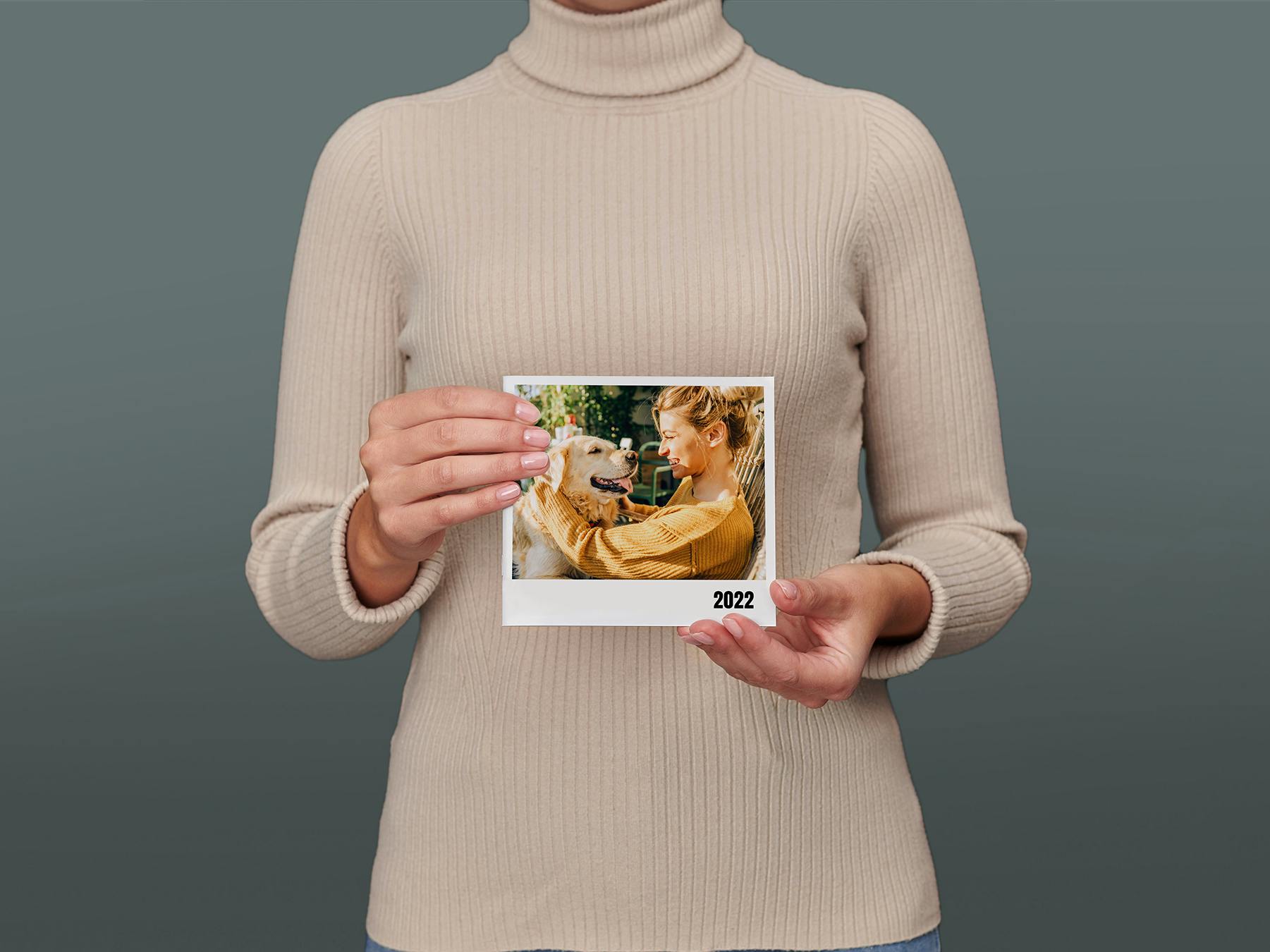 Eine Frau hält ein Pixum Fotobuch klein quadratisch in den Händen