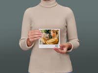 Pixum Fotobuch klein quadratisch Eine Frau hält ein Pixum Fotobuch klein quadratisch in den Händen