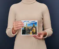 Fotolibro Pixum piccolo quadrato Una donna regge un Fotolibro Pixum piccolo quadrato