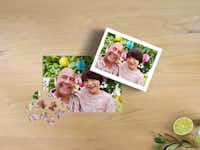 Puzzle personalizado de 100 piezas con la foto de un abuelo y su nieto Puzzle personalizado de 100 piezas con la foto de un abuelo y su nieto con la caja del puzzle al lado sobre una mesa de madera