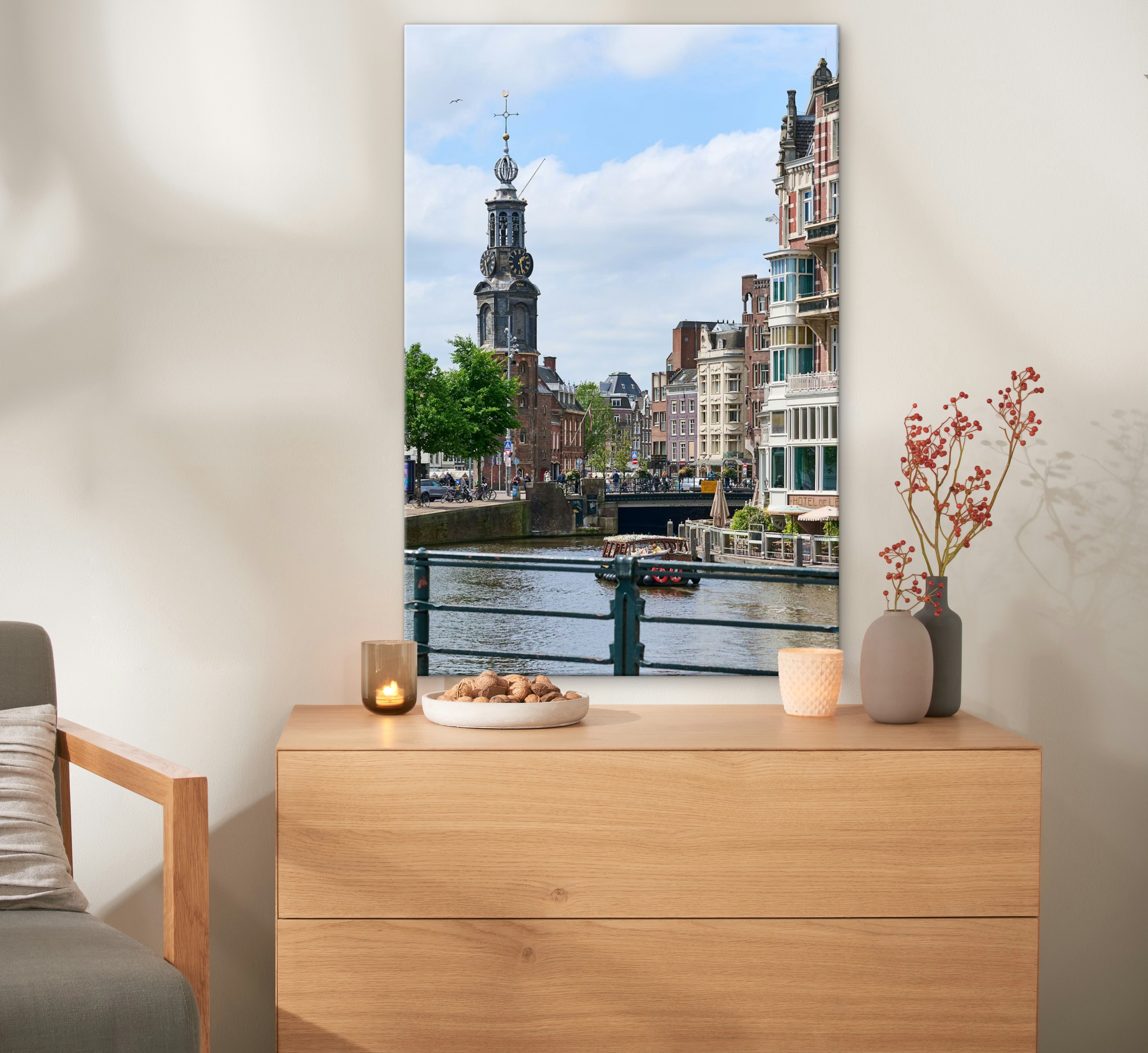Een canvas in het formaat 60x90 cm met een foto van Amsterdam hangt aan de muur.