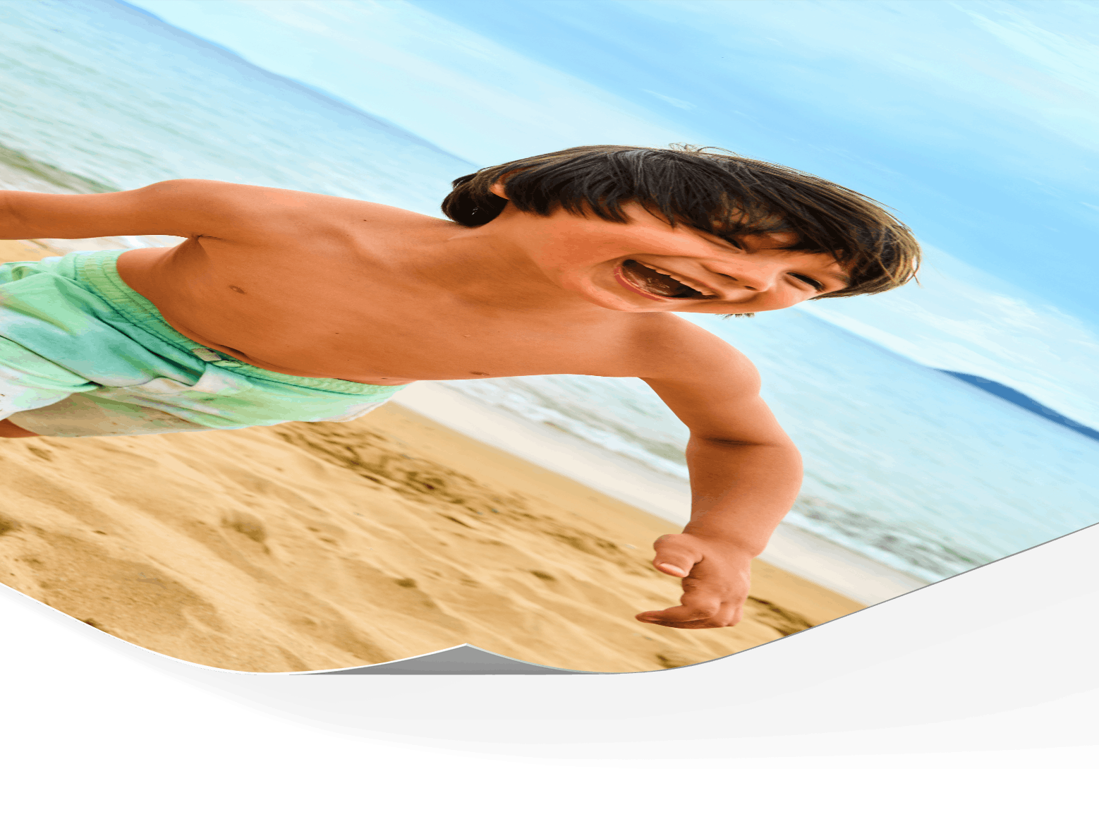 Fotoposter im Detail mit Motiv eines Jungen am Strand