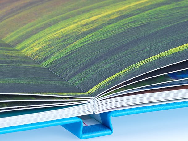 Vrijstaande foto van een open fotoboek met mat fotopapier en layflatbinding