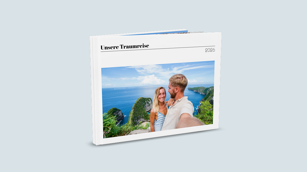 Fotobuch-Cover mit einem Reisefoto eines Pärchens und dem Titel "Unsere Traumreise 2026"